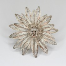 eleganta brosa florala din argint filigranat